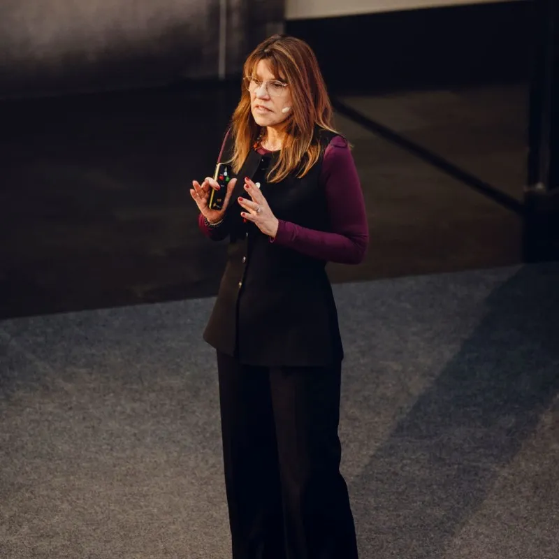 Scarlett Álvarez Uzcátegui, fundadora de Wiseconzulting, presentando en un evento