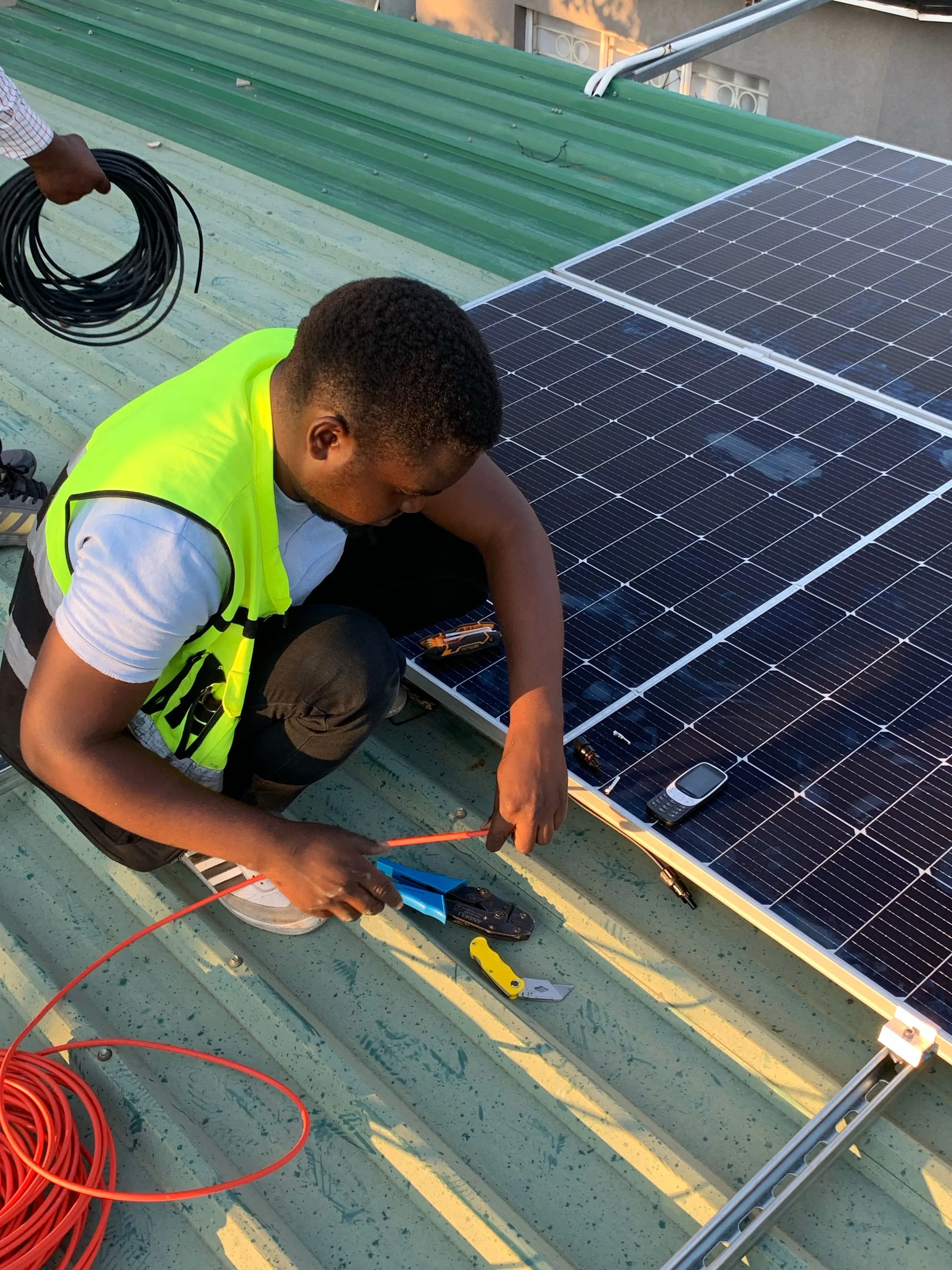 Técnico instalando paneles solares en un techo residencial